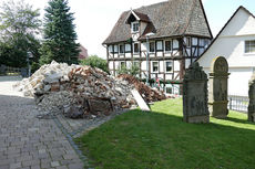 Bauschutt auf dem Kirchhof (Foto: Karl-Franz Thiede)